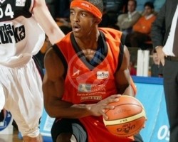 Братовчедът Лари вместо Данте Смит